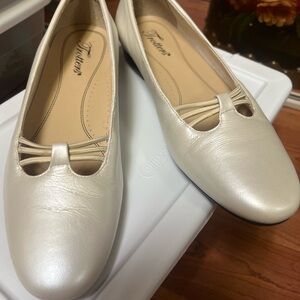 Gorgeous ladies flats pearlescent cream 7 1/2 M